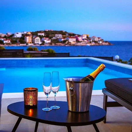 Luxurioese Dolce Direkt Am Mit Privatem Pool Und Parkplatz سيفيد