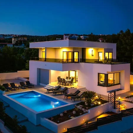 Luxurioese Dolce Direkt Am Mit Privatem Pool Und Parkplatz